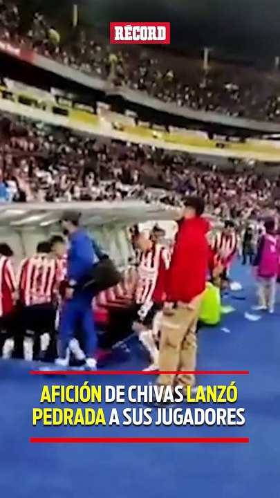 AFICIÓN DE CHIVAS LANZÓ PEDRADA A SUS JUGADORES