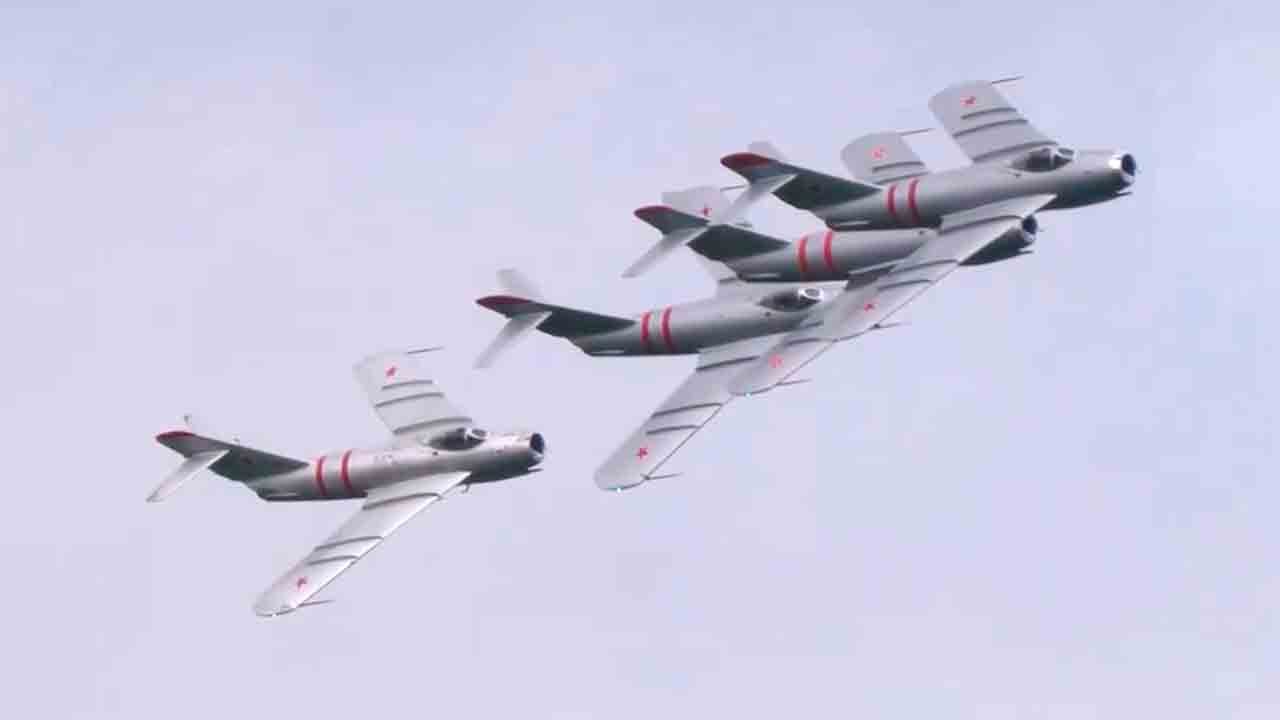 MiG-17編隊、アメリカ空軍グローバルストライクコマンド本部上空を飛行