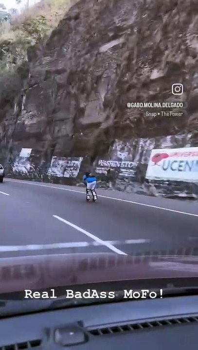 Captan a hombre bajando la 'Cuesta de la Virgen' en patines