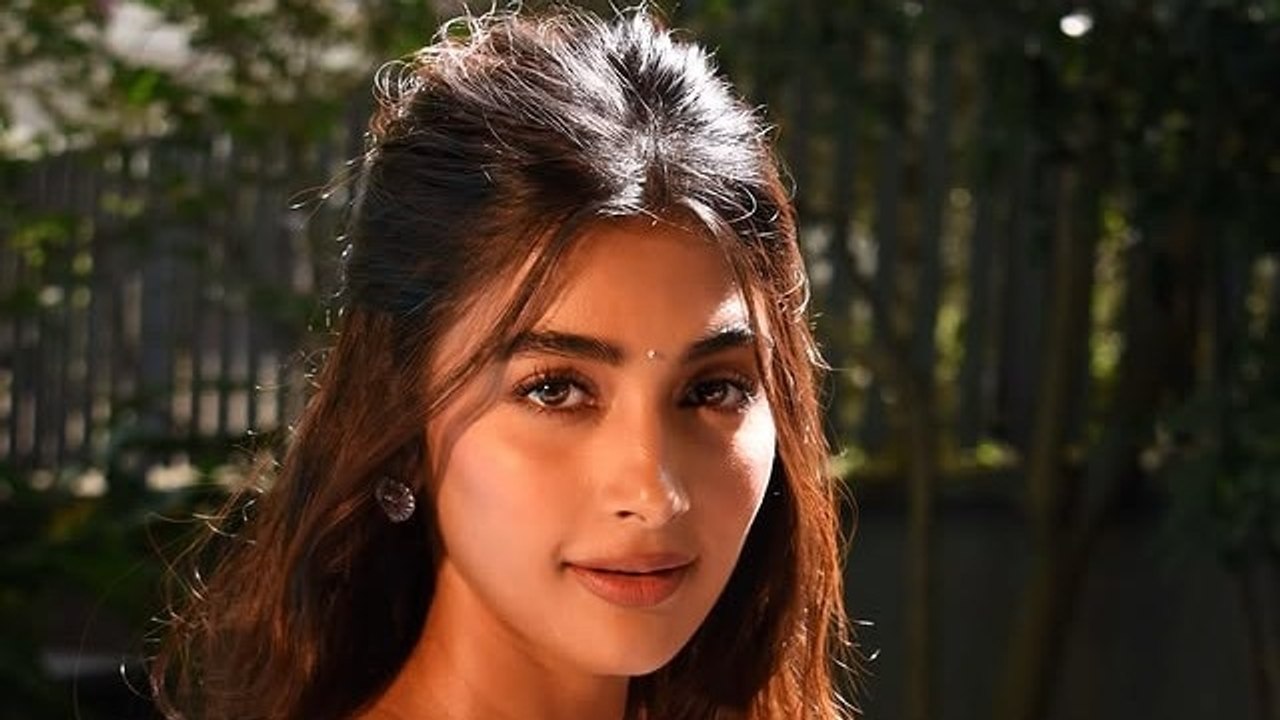 Video: Pooja Hedge, family visit Srikalahasti Temple near Tirupati, performs puja