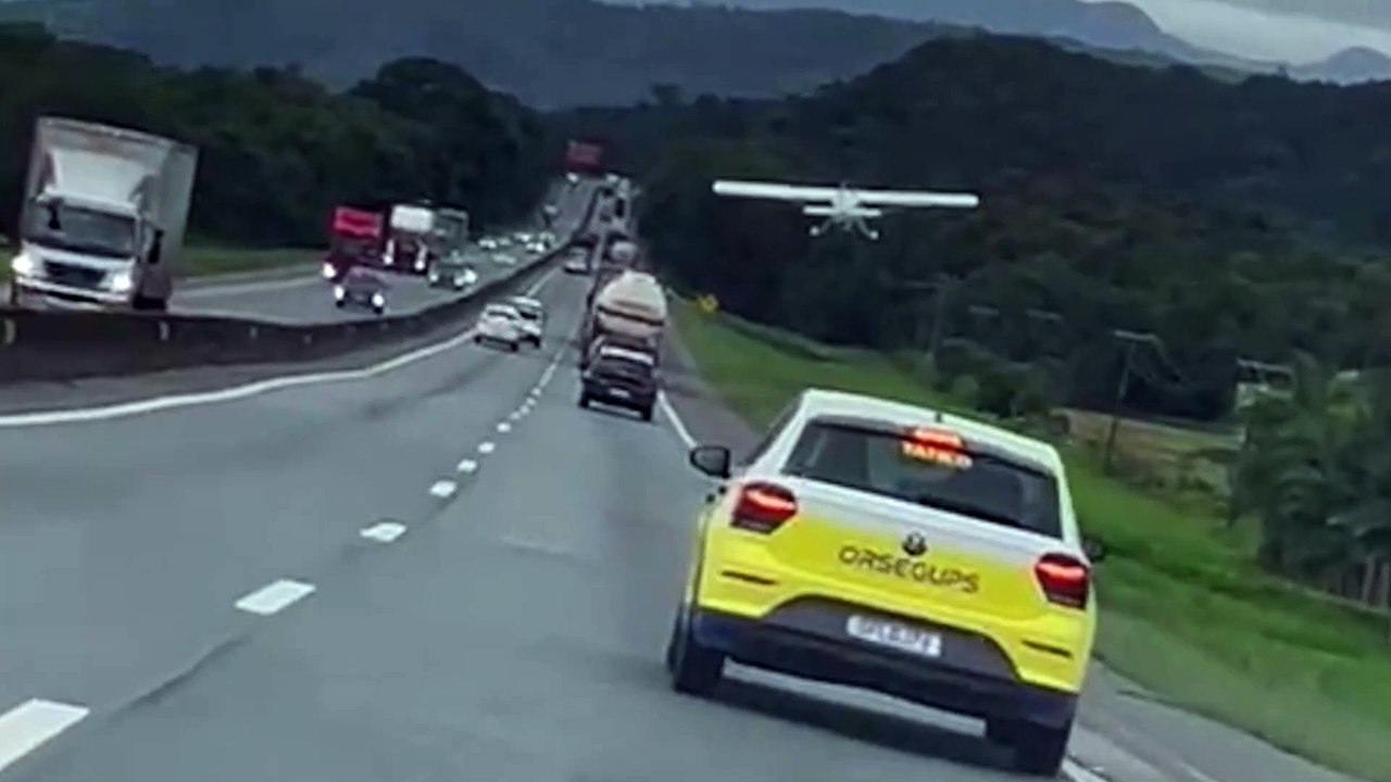 Avião faz pouso forçado na BR-101, em SC
