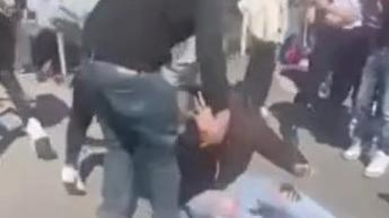 Carpi, il video della rissa tra due studentesse tra calci e schiaffi