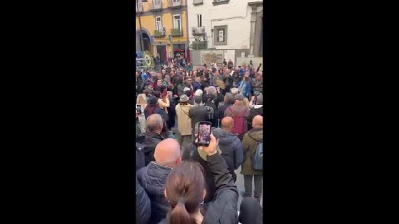 Funerali di Roberto De Simone: tammurriata sul sagrato del Duomo di Napoli