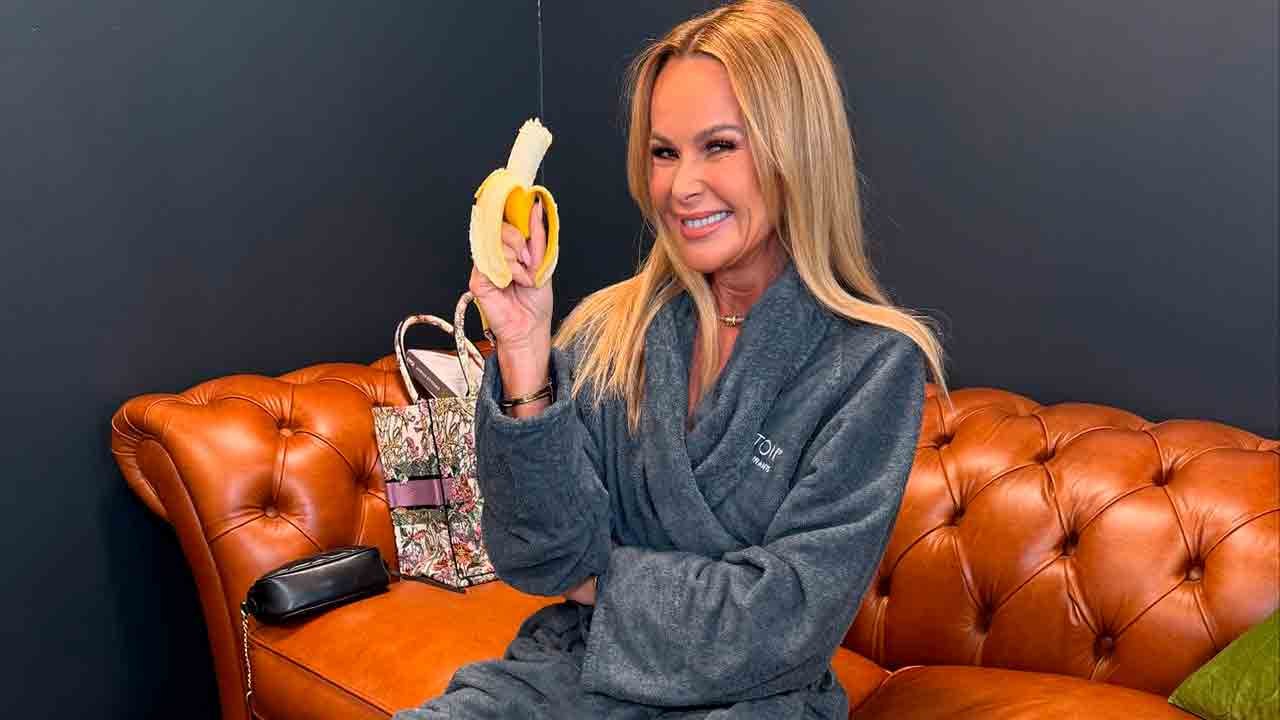 Amanda Holden kuten et ole koskaan nähnyt: kylpytakki, banaani ja...