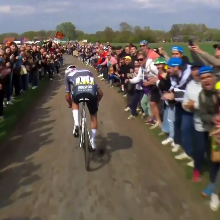 Paris-Roubaix: touché par un bidon, Mathieu van der Poel compte porter plainte - VIDEO
