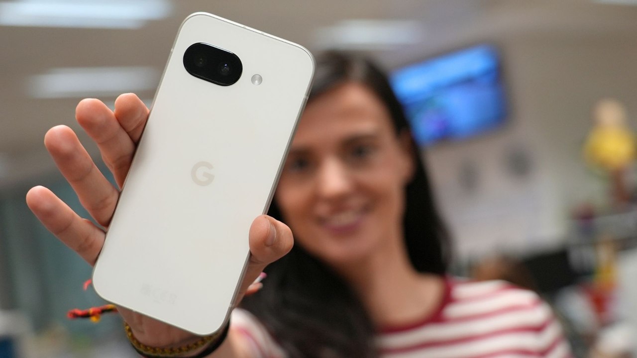 Probamos el Pixel 9a: El teléfono barato de Google que compite con Apple