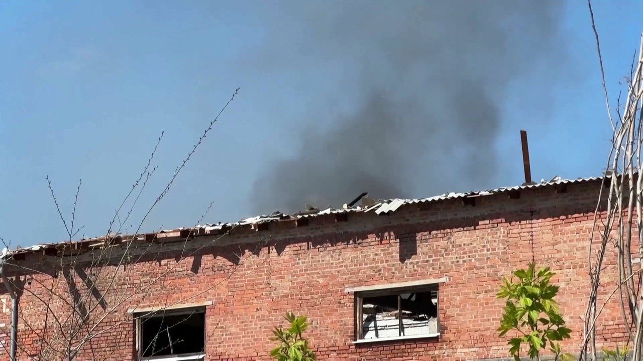 Dym unosi się nad ukraińskim miastem Sumy po atakach dronów rosyjskich