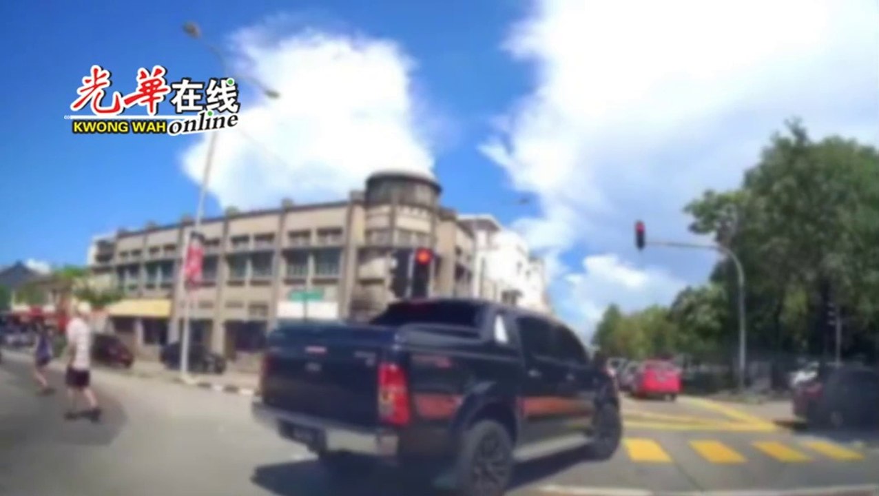 大家乖乖等红灯 只有这辆车不乖