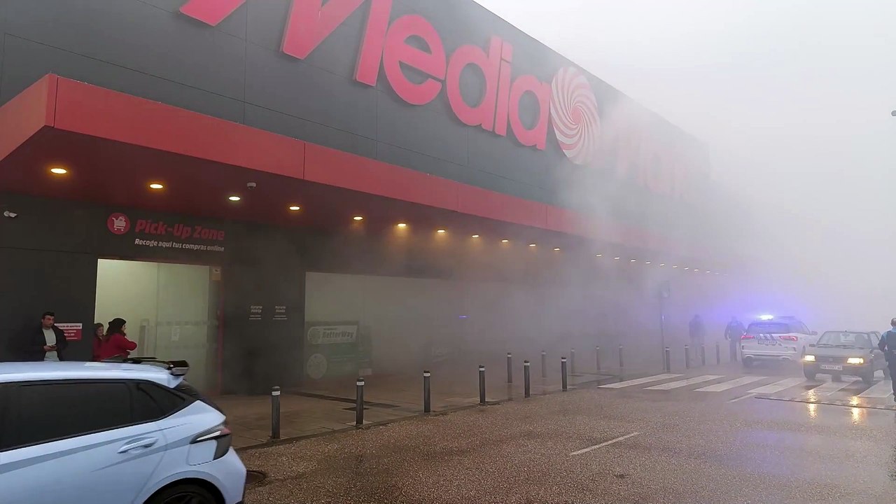 Humareda en la tienda de MediaMarkt en Río Shopping de Valladolid