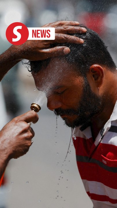 Pakistanis cool off as sweltering heatwave strikes Karachi
