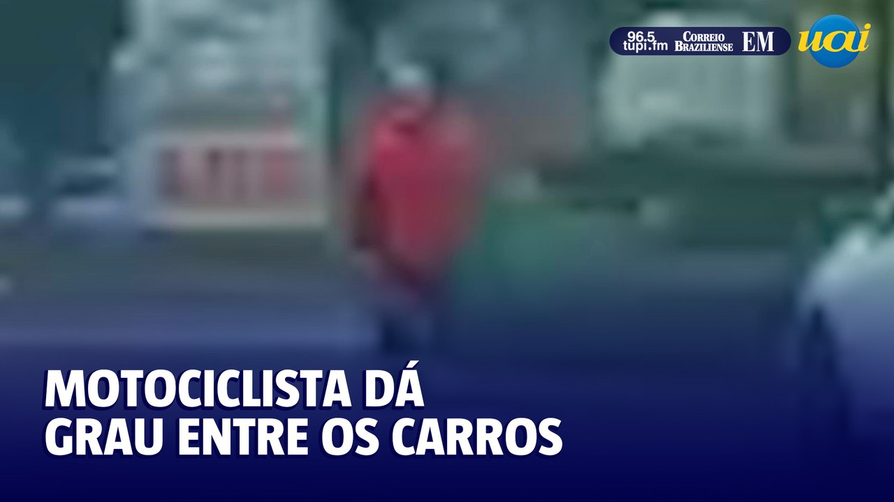 Motociclista dá grau entre os carros na Avenida Teresa Cristina, em BH