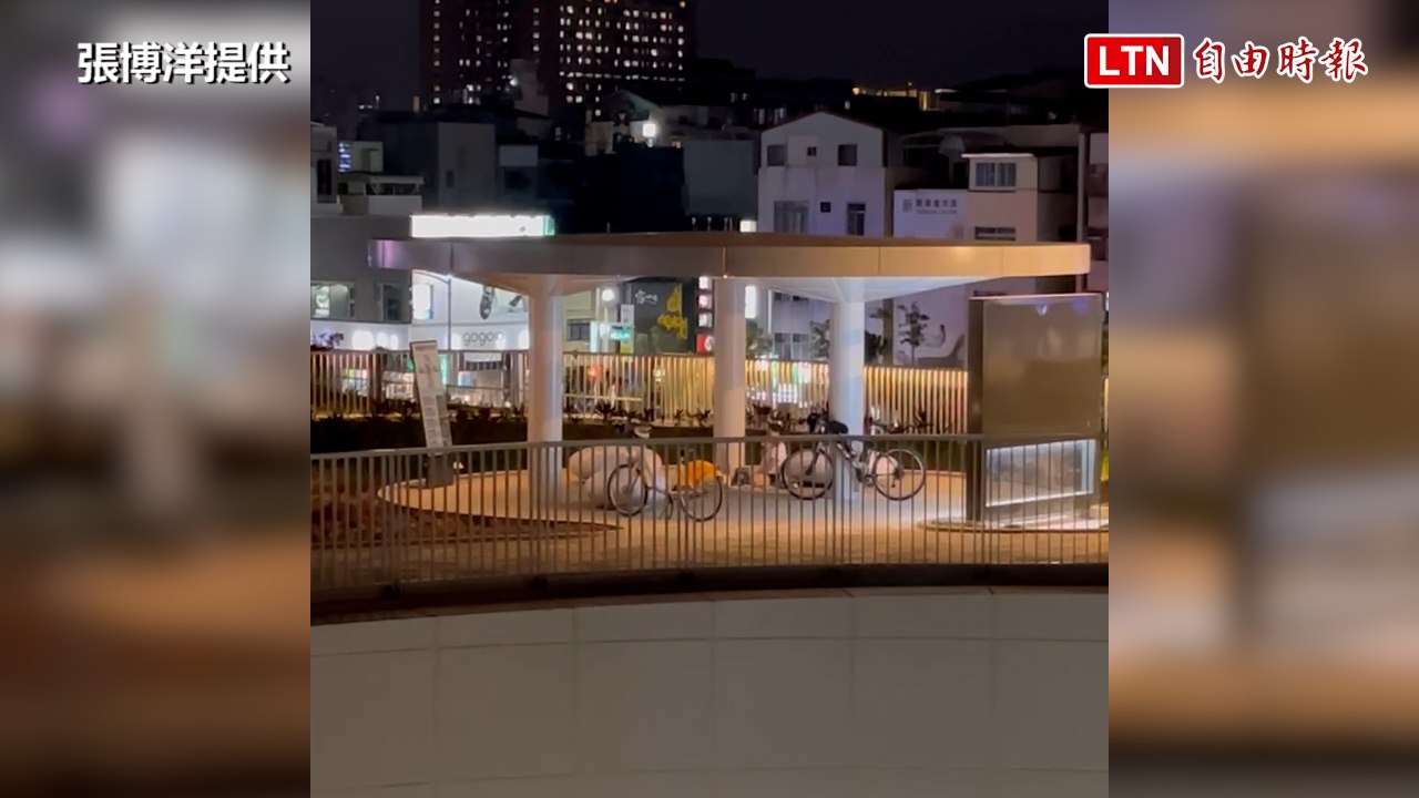 高雄車站雲朵天棚成卡拉OK舞台! 網友:真大港開唱？（張博洋提供）