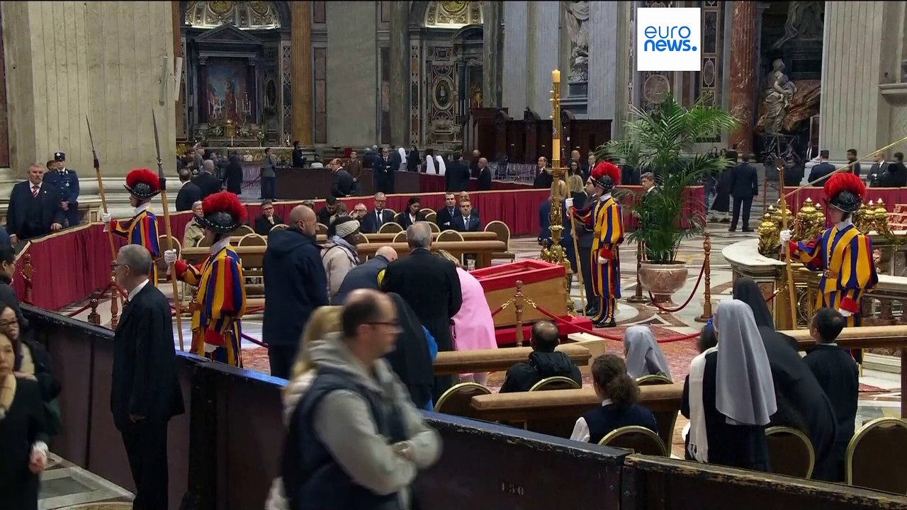 Верующие отдают дань уважения папе Франциску