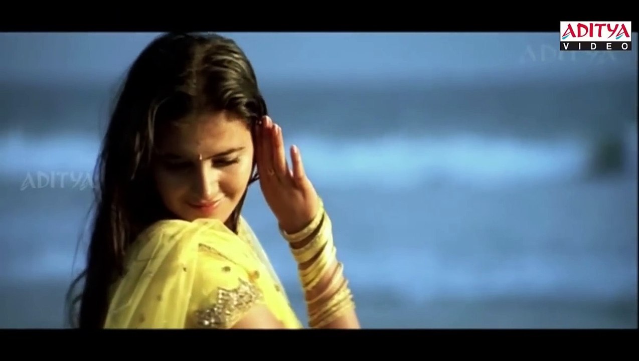 Aarya Telugu Movie - Heroin Geetha Introduction Scene - (Anuradha Mehta) 👧