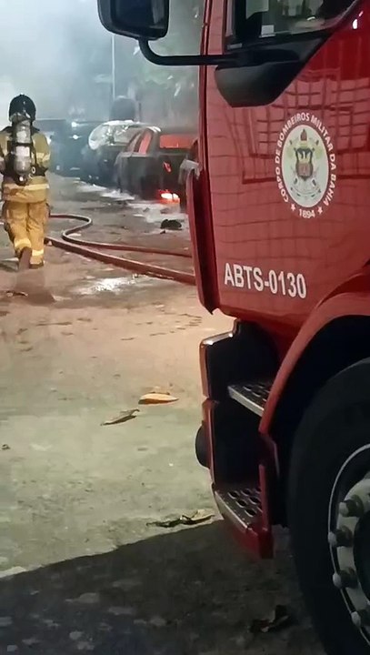 Comando Vermelho coloca fogo em veículos no bairro do Lobato; assista
