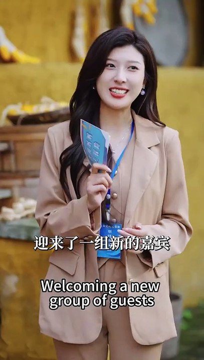 After transmigrating into a novel as the villainous stepmother, she married a disfigured heir—but when she rose to fame with her stepson on a reality show, her cold husband turned possessive and refused to let her go.