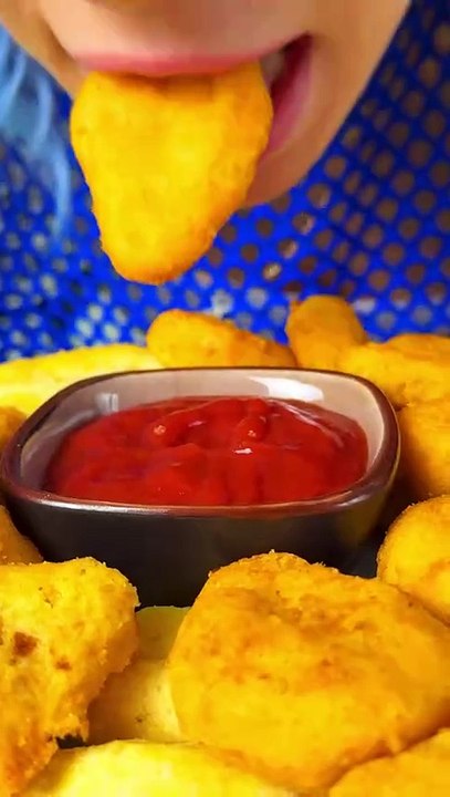 Défi « Manger sans les mains » 🖐🏼🍟 | Pouvez-vous le faire correctement ? #shorts