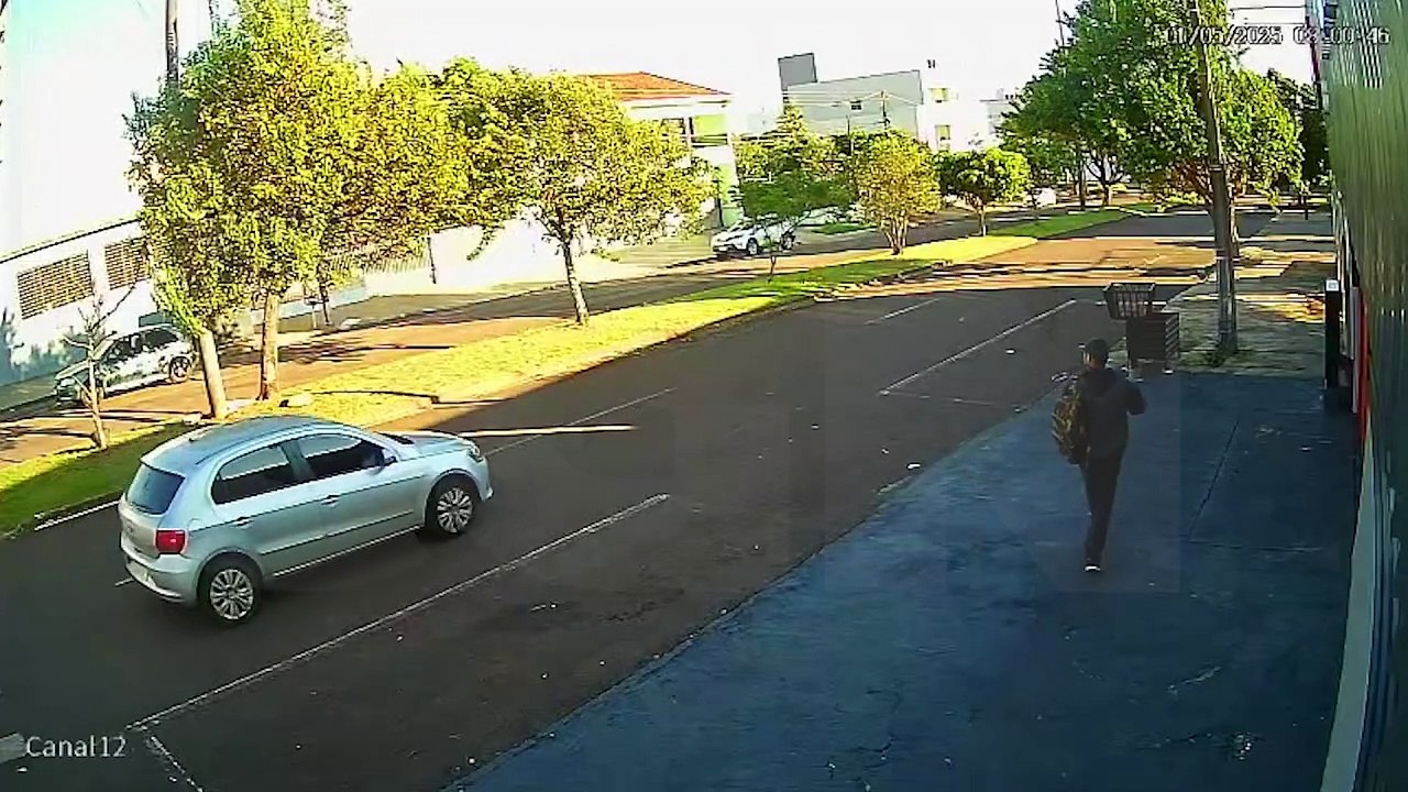 Câmeras flagram homem com facão em frente à fábrica incendiada minutos antes do fogo começar