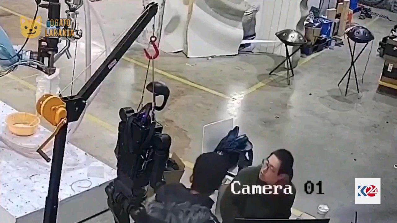 Uma cena viralizou nesta semana. Nas imagens, um robô humanoide saiu de controle e "atacou" os homens que o operavam numa linha de montagem. As informações são do Page Not Found.
