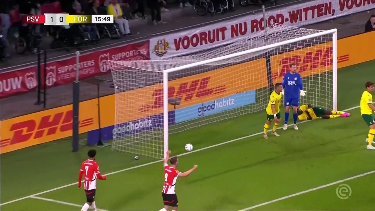 Un 'hat-trick' de Perisic permite al PSV meter presión al Ajax