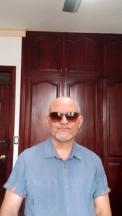 Vestimenta combinada de azúl, negro y marrón