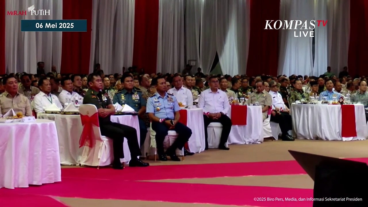 Penuh Semangat! Prabowo Kenang Digembleng Angkatan 45 saat Pidato Depan Purnawirawan TNI
