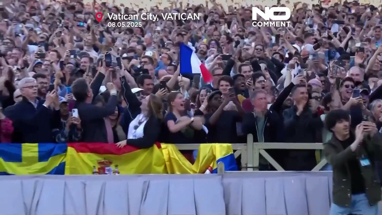 Watykan: tłum wiwatuje, gdy unosi się biały dym, sygnalizując wybór nowego papieża