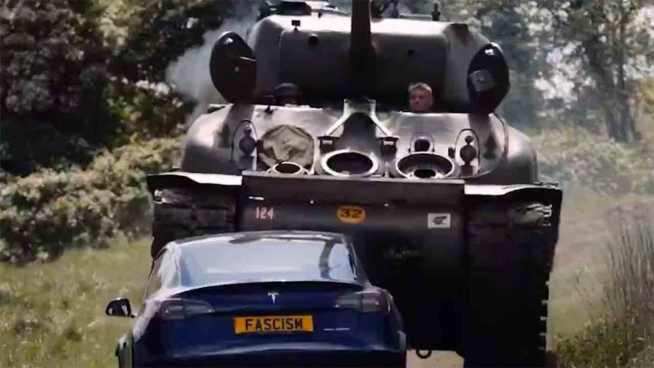 98歳退役軍人が戦車でテスラ破壊！イーロン・マスクへの抗議🔥