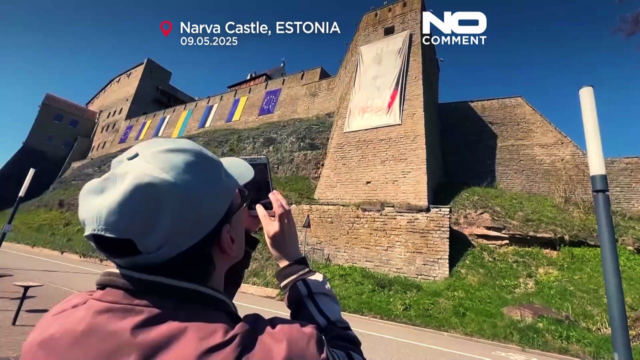 Il museo estone di Narva espone il controverso striscione Putin-Hitler