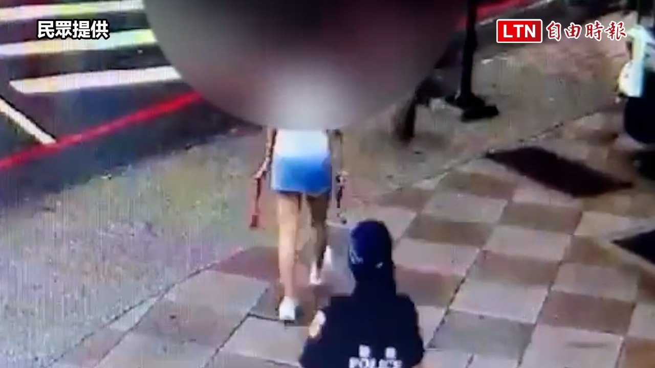 高雄怪異女子雨中路邊揮舞法器 警勸離將開罰（民眾提供）