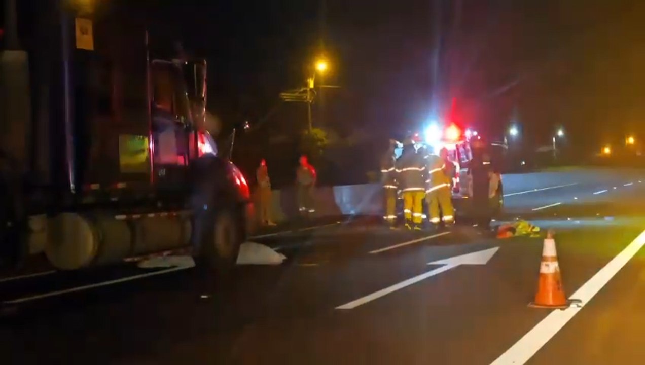 Hombre muere atropellado por tráiler frente a parada de buses en Ruta 32