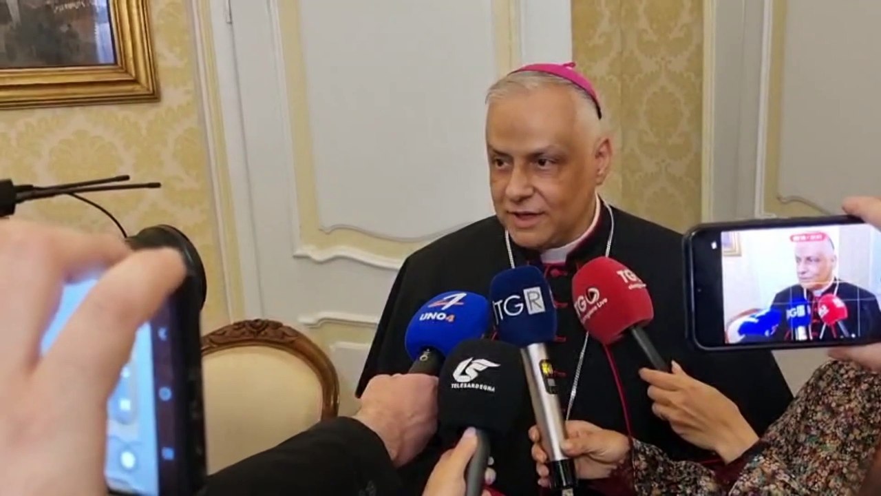 L'arcivescovo di Sassari Gian Franco Saba saluta l'amministrazione comunale prima di lasciare Sassari