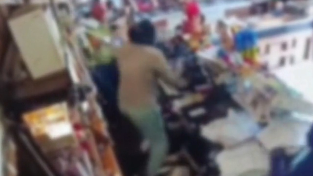 Il video della rapina con il coltello a Modena: la reazione del barista e la rissa con il rapinatore