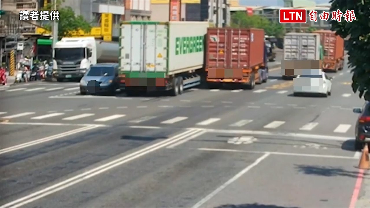 疑前車不當變換車道 貨櫃車「騎上」分隔島（讀者提供）
