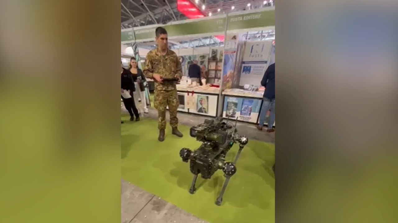Il debutto a Torino di Atomo, il cane robot dell'Esercito Italiano