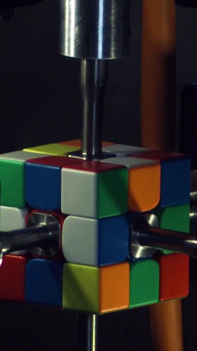 Robô resolve cubo de Rubik mais rápido do que demora a piscar os olhos