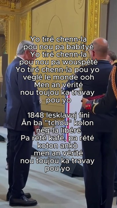 Bernard Hayot reçoit des mains d'Emmanuel Macron l'insigne de grand officier de la Légion d’honneur