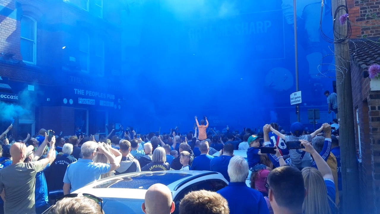 Fans pack out Goodison with emotional farewell
