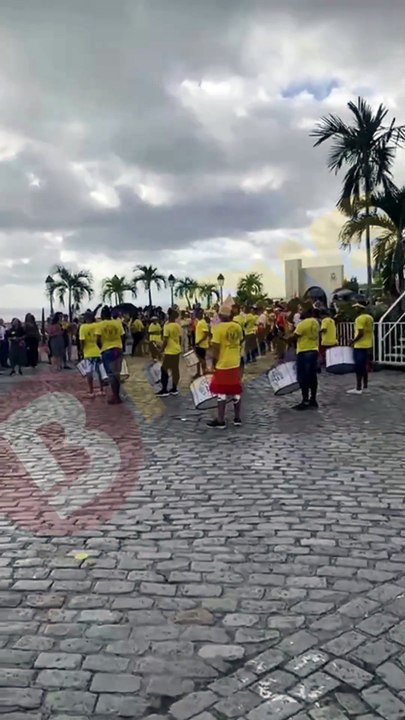 Professores protestam contra Bruno Reis na Praça Thomé de Souza: “Caloteiro”; assista