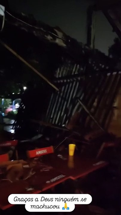 Estrutura de Pizzaria Desaba Após Forte Chuva ☔