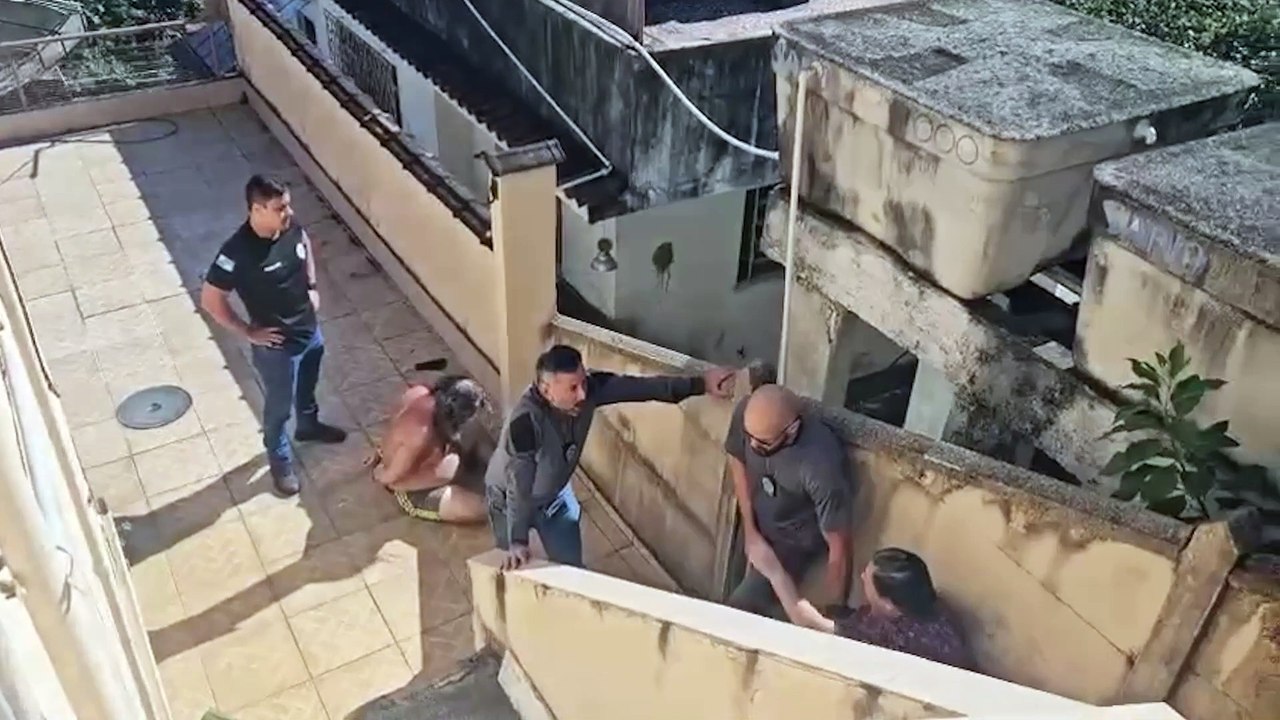 Imagens mostram momento da prisão de irmãos que mantinham corpo do pai em decomposição em residência