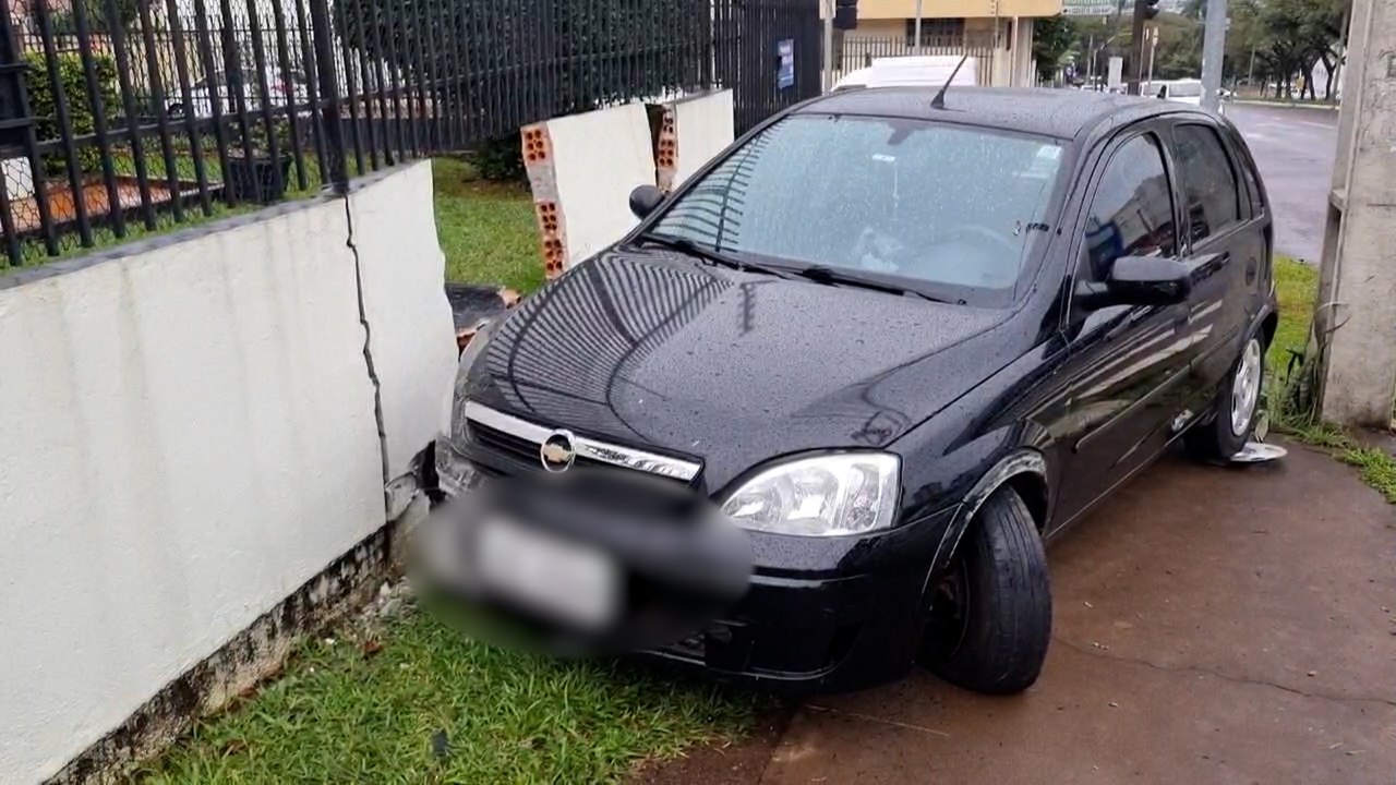 Carro atinge muro de residência na Avenida Barão do Rio Branco em Cascavel
