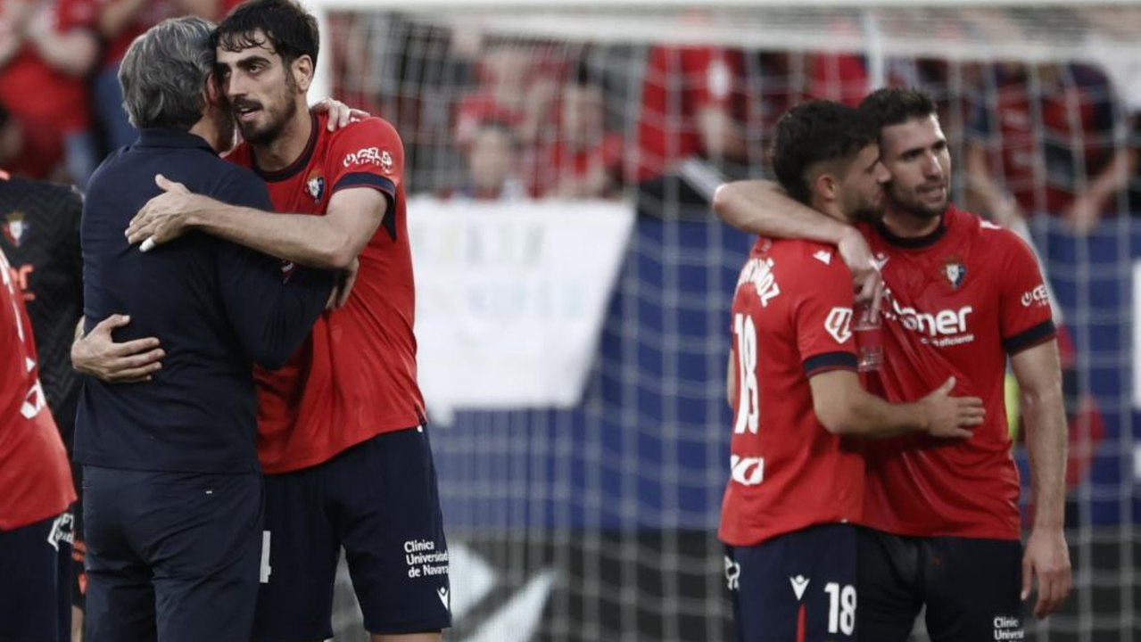 Los jugadores del Osasuna despiden a Vicente Moreno con un 'cariñoso' regalo