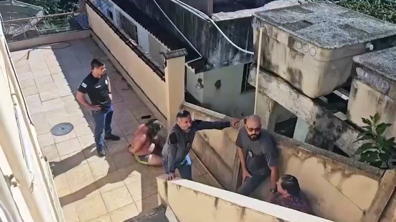 Vídeo mostra prisão de irmãos que ocultavam corpo do pai em decomposição em residência
