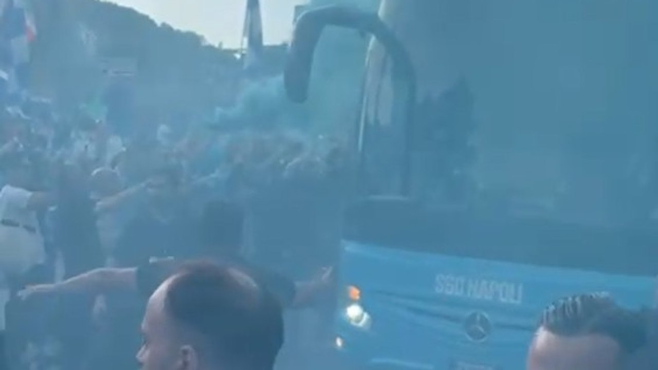 L'arrivo del pullman del Napoli allo stadio Maradona