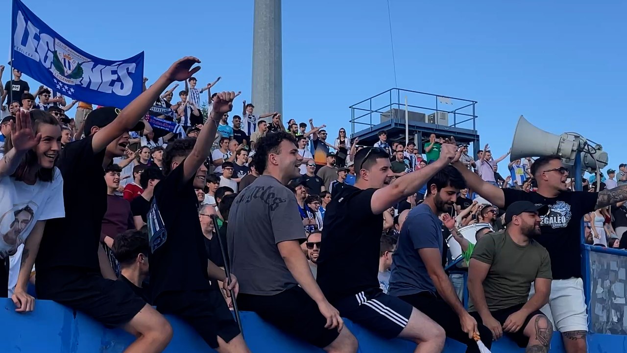 Decenas de aficionados animan al equipo antes del partido decisivo ante el Valladolid