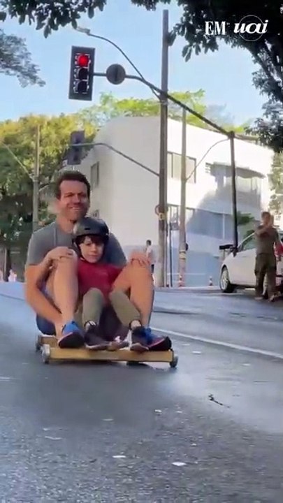 Carrinhos de rolimã aceleram e disputam corrida em avenida de BH