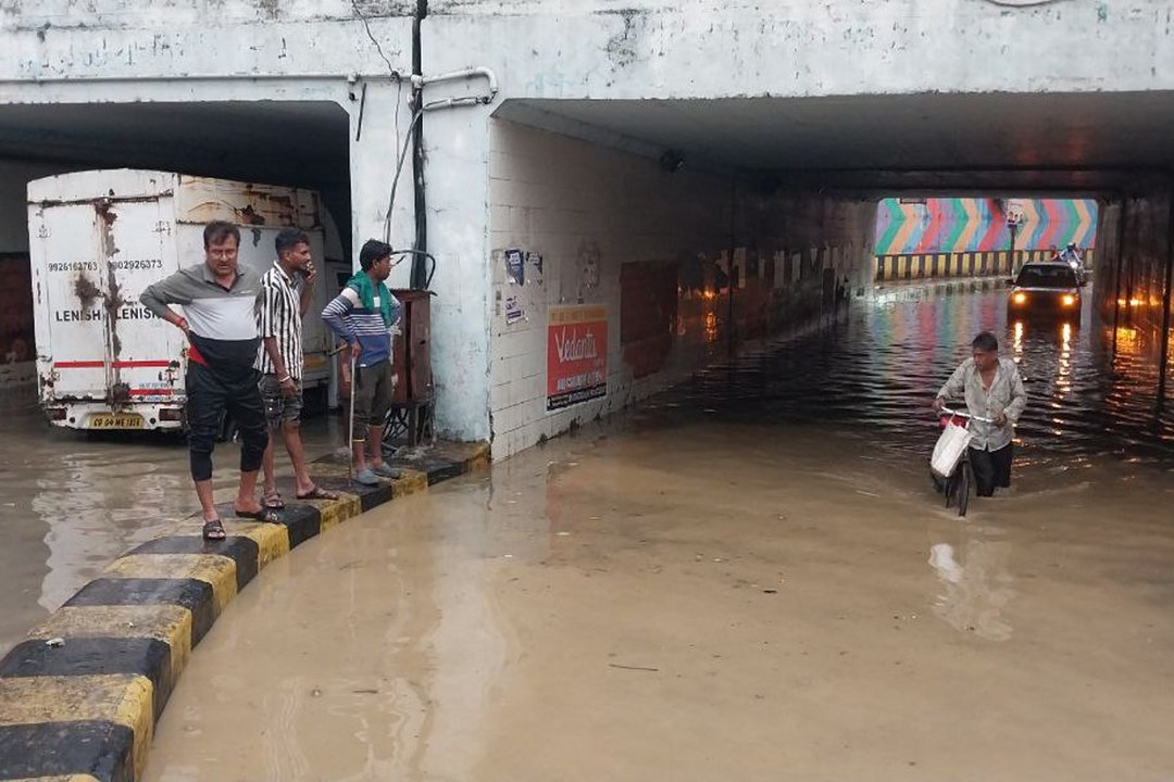 नर्मदापारा-गुढि़यारी अंड़रब्रिज में भरा पानी, रास्ता बंद