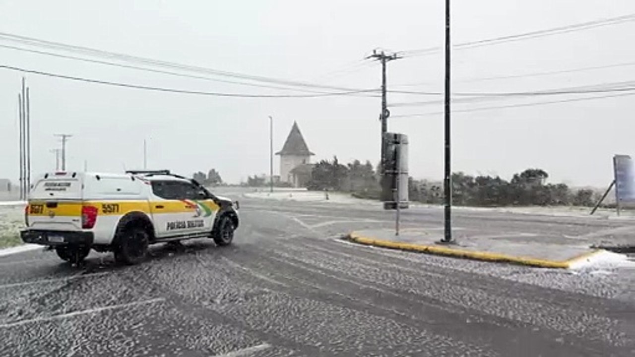 Serra fechada por grande quantidade de neve