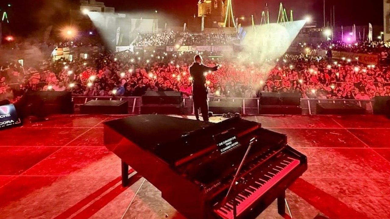 Gigi D'Alessio, apertura del tour stadi al Maradona: l'arrivo sul palco